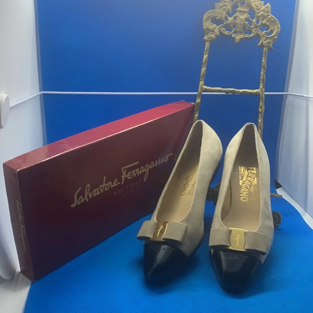 Salvatore‎ Ferragamo bow Pumps 5.5 B Beige suede black patent leather toe